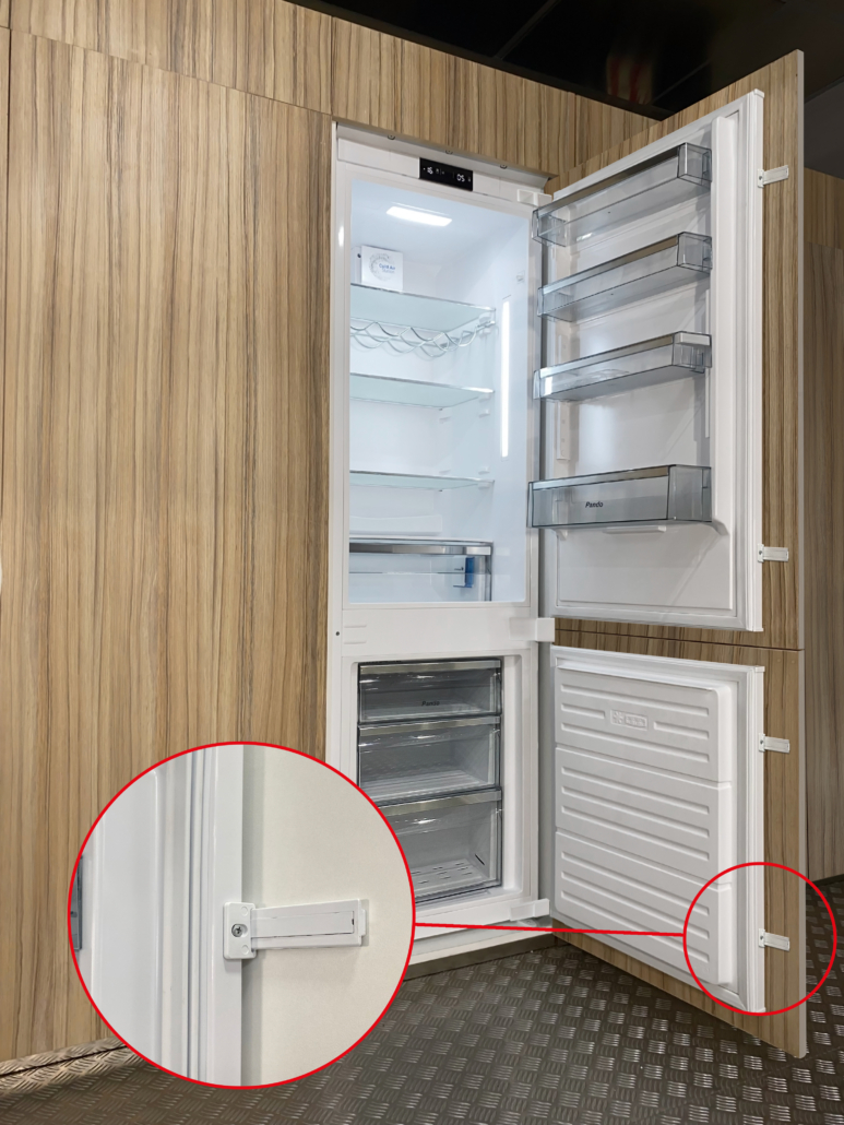 sistema de sujeción de puerta a mueble de frigorífico integrable.